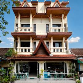 Viesnīca Holiday House Kata & Karon Phuket Hotel pilsētā Katas pludmale