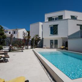 Avis Hotel, hotel v Novalji