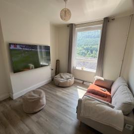 Modern home with stunning views – hotel w mieście Abertillery