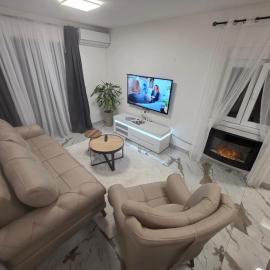 Apartmani Komatina Ðenovići 1, hotel in Đenovići