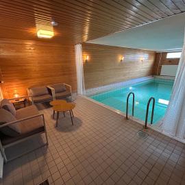 Large apartment in the centre of Jyväskylä with private swimming pool and sauna, hotel v destinácii Jyväskylä
