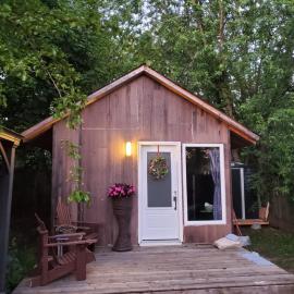 Cozy Guest House with Attic in the Heart of Niagara Falls