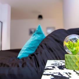 Stylish 1-Bedroom Apartment Near Airport, Sleeps 5, 3 Beds, Parking & Fast WiFi