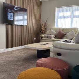 Newly renovated 2 bedroom Home in West Bromwich Ideal for contractors & families, hotel in West Bromwich