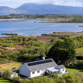Spacious house with wonderful garden and sea views, hotel di Glenbeigh