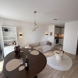 Ruhiges Design Apartment mit Balkon I 250 m zur NordArt, Hotel in Büdelsdorf