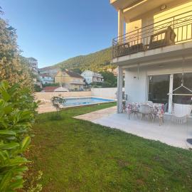 One Bedroom Apt Near Center with Pool and Garden