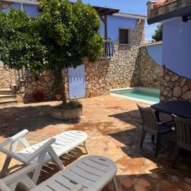La Casa del Pueblo con piscina y barbacoa, hotel v destinácii Rincón de Ballesteros