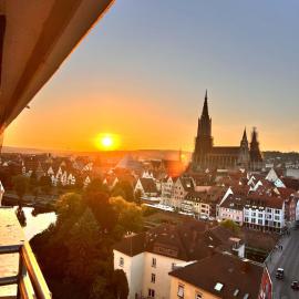 Centrally located 1 room apartment in Ulm with Ulmer Münster view – hotel w mieście Neu-Ulm