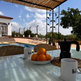 Antigua Villa Medina casa con piscina 3 habitaciones, hotel em Marchena