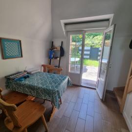 Maisonnette au calme avec jardin vu forêt, hotel in Plescop