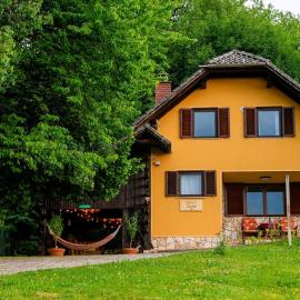 Apartment ZARJA, hotelli kohteessa Dobrnič
