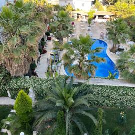 Garden view apartment, hotel in Karpen