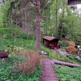 Peaceful riverside cottage with sauna, hotelli 