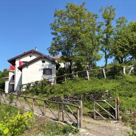 Casetta dalle finestre rosse, hotel Bedoniában