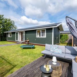 Charming chalet on the Vinkeveense Plassen, hotel din Vinkeveen