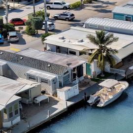 Coral Dolphin Cottage Waterfront، فندق في كي لارغو