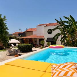Villa familiar com piscina e jacuzzi a 30 min de Lisboa, hotel in Torres Vedras