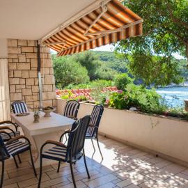 Beachfront apartment Elena with big terrace & garden