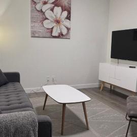 Brand New 2BR house with front double garage, Hotel in Cochrane
