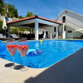 Kameni dvori - Family Villa with Pool & Jacuzzi for 8, hótel í Imotski