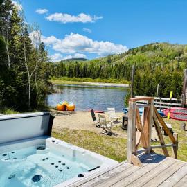 St-Côme Waterfront, Hot Tub, Sauna & Ski Chalet