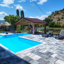Cozy "Vila Koki" with Private Pool and Lake Surrounded by Nature、Gabrovoのホテル