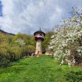 Veža na vlásku, Hotel in Háj