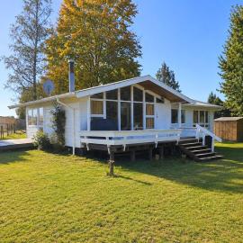 Adventure Base Ōwhango, Sleeps 8, Quiet & Cosy, hotel i Owhango
