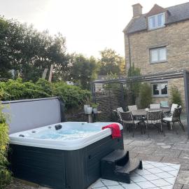 Cotswold farmhouse with Hot tub near Castle Comb, hotel in Chippenham