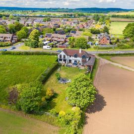 Woodwynd Palm Retreat - Sleeps 14, Hot Tub, BBQ, Games Room, Balcony, Private Garden, Cotswold Views