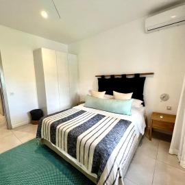 Eastern Blue Beachfront Apartment, hotel in Poste Lafayette