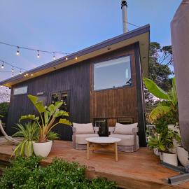 Adventurer's Chest - Pohutukawa, Hotel in Hotwater Beach