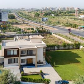 ELIVAAS Signature Lush Haven 4 BHK Villa Private Pool, Terrace & Landscaped Garden: Siroli şehrinde bir otel