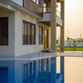 ELIVAAS Signature Lush Haven 4 BHK Villa Private Pool, Terrace & Landscaped Garden, hotel in Siroli