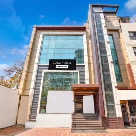 Townhouse Z Square Mall Formerly The Mall Road Inn, хотел в Канпур