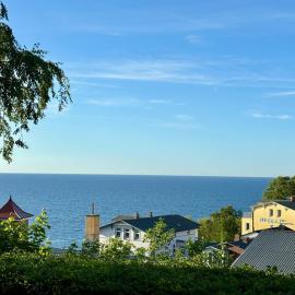 Ruhe-Natur-Meerblick-Das-Atelier-in-Lohme-Wandern-Radfahren-Golf-direkt-vor-der-Tuer