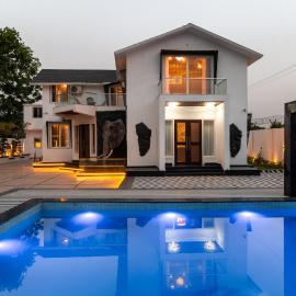 Viesnīca ELIVAAS Signature Raj Farms 3BHK Villa with Private Swimming Pool, Kids Room and An Outhouse pilsētā Bahora