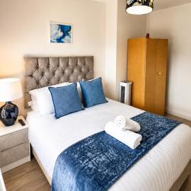 East London Home|Parking|Garden & Self Check-In, hotel in Goodmayes