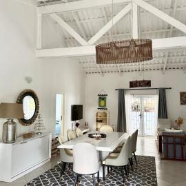 Luxury Beach House with Pool walk to Ocean 3 EnSuits, hotel v destinaci Ponta do Ouro