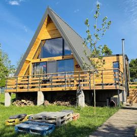 A-Frame Cabin with Private Hot Tub, ideal for Families - Bangkok، فندق في Şelari