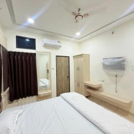 Shri Gopal Durga Dham Hotel And Restaurant