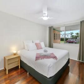 Beach Side on Burke - Pet Friendly, hotel in Golden Beach