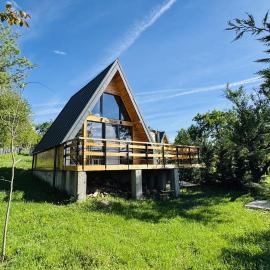 A-Frame Cabin with Private Hot Tub & Views - Chiang Rai, hotell i Valea Mare-Pravăţ