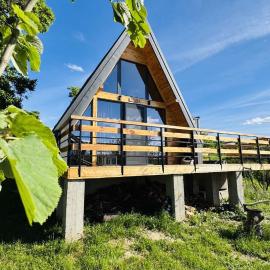 Secluded A-Frame Cabin with Private Hot Tub & Views - IezerVenture، فندق في Şelari