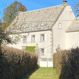 Maison de caractère au cœur des volcans d'Auvergne – hotel w mieście Gelles