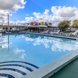 Budget Host Inn Florida City、フロリダシティのホテル