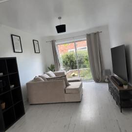 Stylish 4BR Home - Sleeps 7 - Parking & WiFi