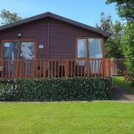 Wooden 3-Bed Lodge Sleeps 9 10 with Front Decking, hotelli kohteessa Fleetwood