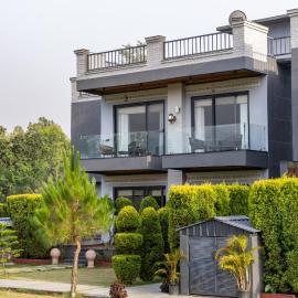 ELIVAAS Aranya Library Villas With Private Pool, Sit-out Area, Common Lounge & Garden With Forest Views, ξενοδοχείο σε Kota Bāgh